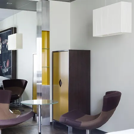 Hotell Comfort Square 4*
