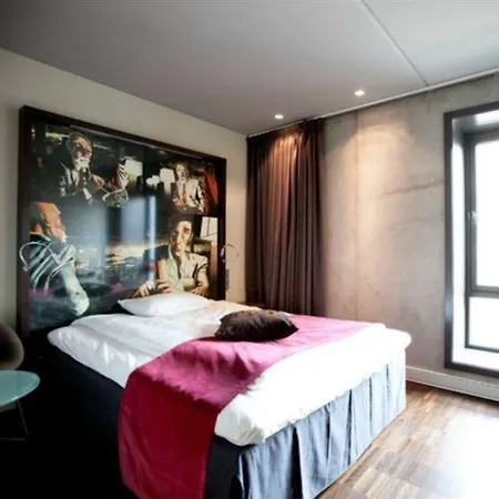 מלון Comfort Square 4*